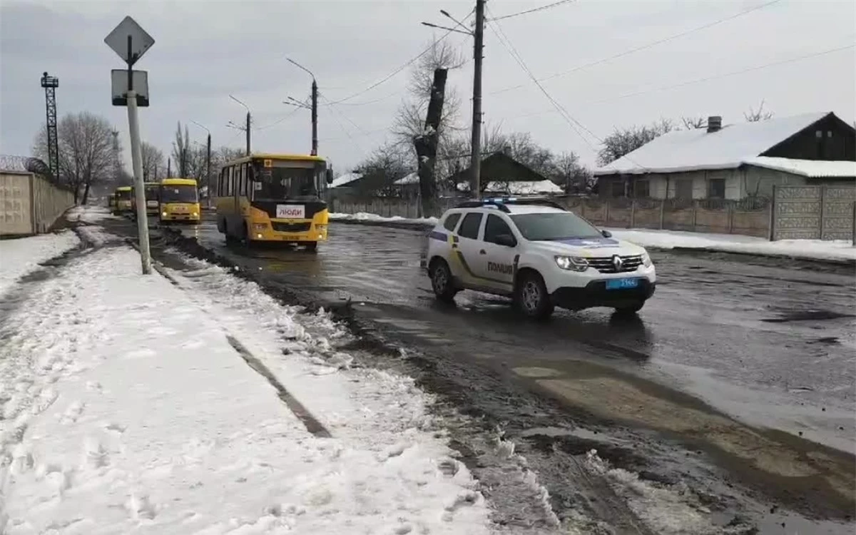 Xe buýt sơ tán người dân khỏi Lugansk. Ảnh: Storyful.