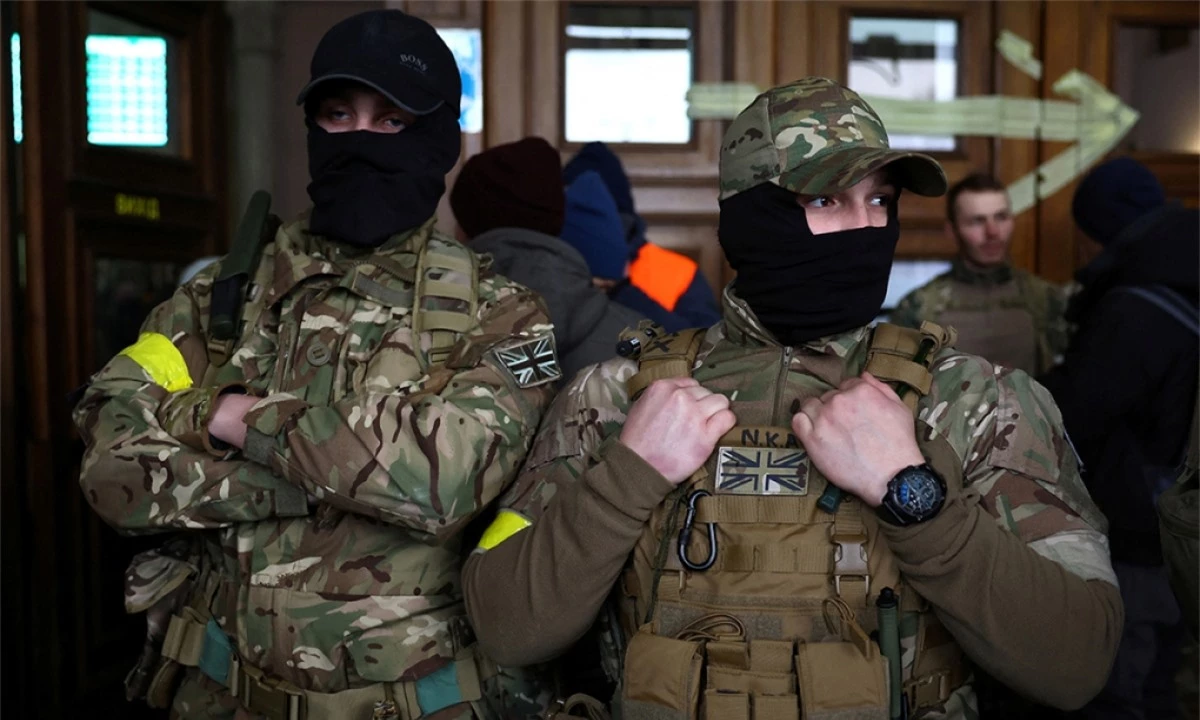 Hai lính đánh thuê người Anh tại nhà ga thành phố Lviv, Ukraine ngày 5/3. Ảnh: Reuters.