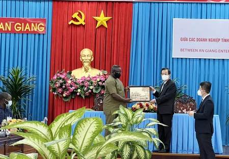 Bí thư Tỉnh ủy An Giang Lê Hồng Quang  tiếp Tổng thống Julius Maada Bio và phu nhân cùng  Đoàn đại biểu cấp cao Cộng hòa Sierra Leone 