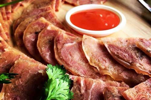 Giò chả không còn xa lạ, nhưng bạn đã thử ăn món giò me trứ danh ở Nghệ An chưa?