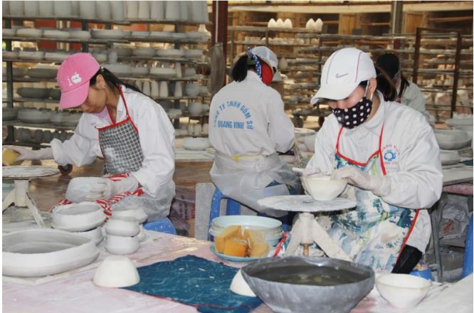 Gốm sứ Quang Vinh hội tụ nhiều nhân công lành nghề, chuyên môn cao.