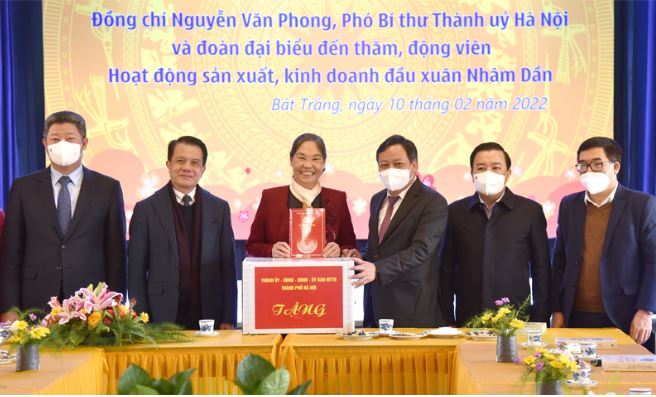 Bà Hà Thị Vinh gặp gỡ Phó Bí thư Thành ủy Hà Nội.