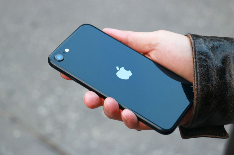 Trên tay iPhone SE 2022, giá từ 12,99 triệu đồng tại Việt Nam