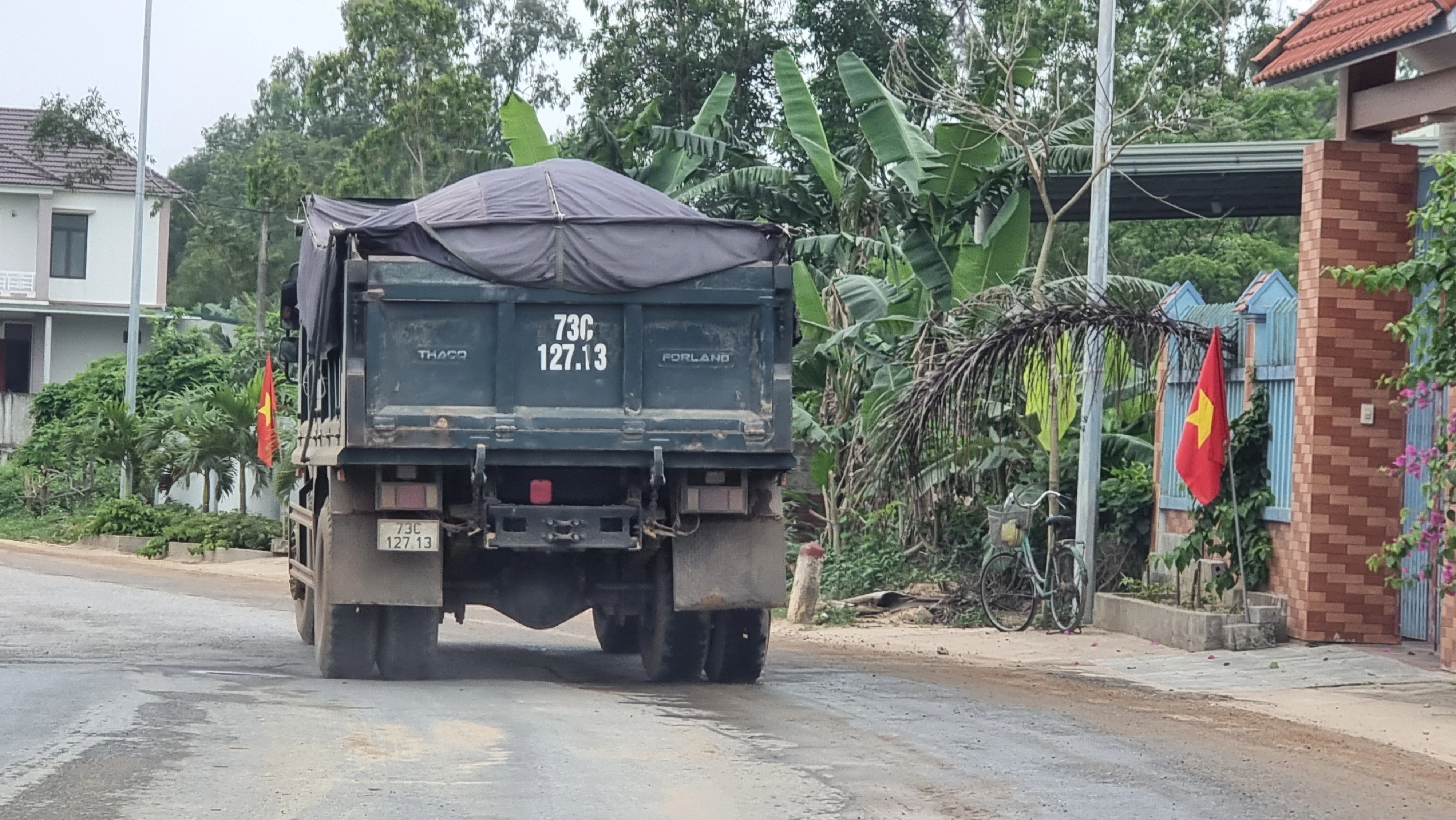 Xe ben chở có ngọn, rơi vãi cát xuống đường