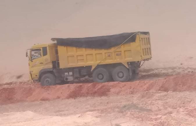 Vụ xe chở cát quá tải lộng hành cày nát đường ở Quảng Bình: Xử lí theo kiểu “đánh trống bỏ dùi”