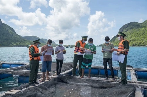 Lực lượng chức năng tỉnh Bà Rịa - Vũng Tàu tuyên truyền, phổ biến pháp luật cho ngư dân. (Ảnh: Quang Anh)