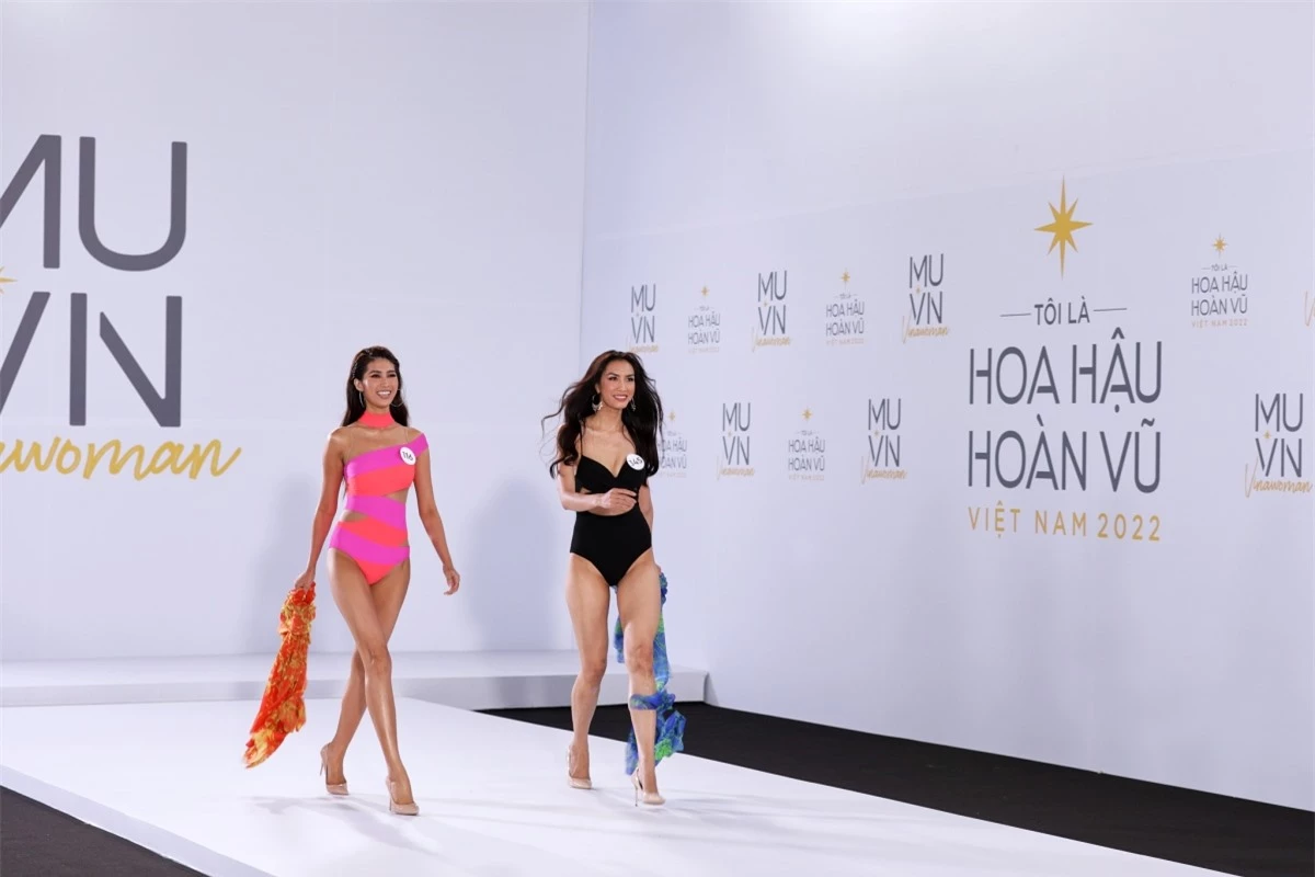 Sau khi hoàn thành phần thi trình diễn bikini, các thí sinh sẽ tiếp tục cho phần thi thứ hai phỏng vấn trực tiếp cùng ban giám khảo.