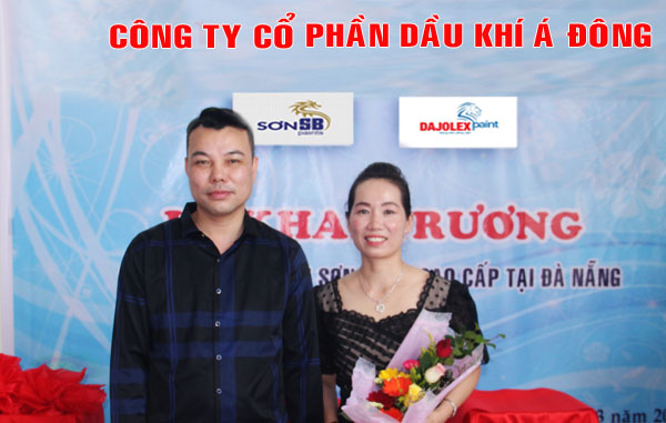 Ông Lê Văn Bích – Giám đốc Công ty Cổ phần Dầu khí Á Đông và bà Trần Thị Minh Thắng – Giám đốc nhà máy tại buổi lễ.