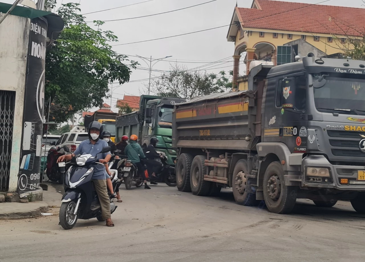 Xe quá tải chạy nối đuôi liên tục tại tuyến đường ĐT566