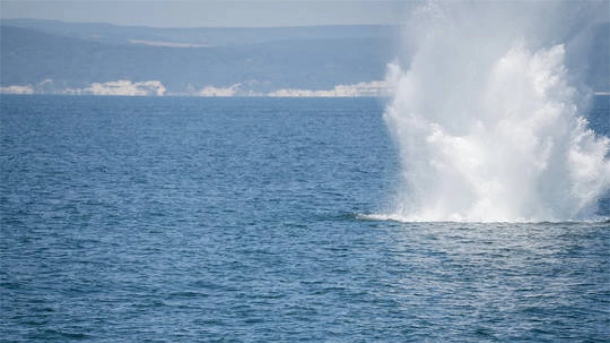 Một quả thủy lôi phát nổ trong cuộc tập trận ở Biển Đen, ngoài khơi Varna, Bulgaria. Ảnh: Getty Images