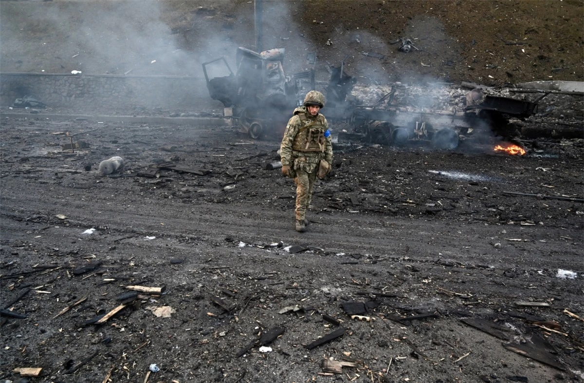 Binh sĩ Ukraine làm nhiệm vụ gần thủ đô Kiev vào sáng 26/2. Ảnh: AFP