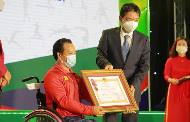 Trao Huân chương Lao động hạng 2 cho vận động viên Lê Văn Công vì đã có thành tích giành Huy chương bạc Paralympic 2020.