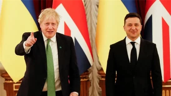 Thủ tướng Boris Johnson: Đã bàn bạc chuyện cho ông Zelensky và gia đình tị nạn tại Anh - Ảnh 1.