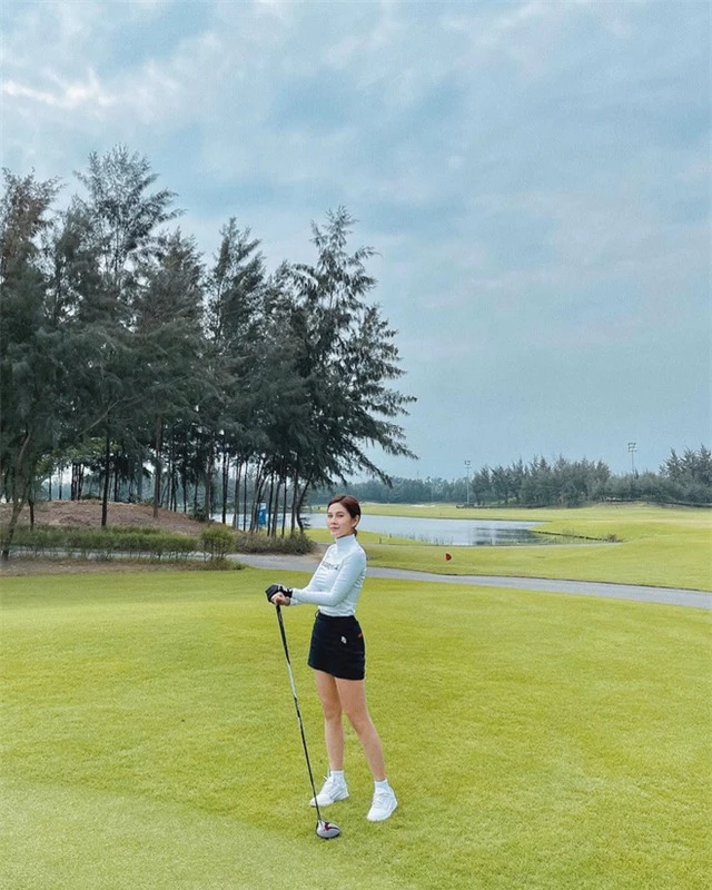  Về chuyện ra sân golf săn đại gia, hội gái đẹp mê golf nói gì? - Ảnh 1.