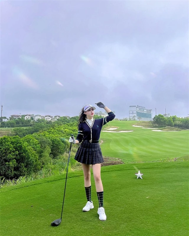  Về chuyện ra sân golf săn đại gia, hội gái đẹp mê golf nói gì? - Ảnh 14.