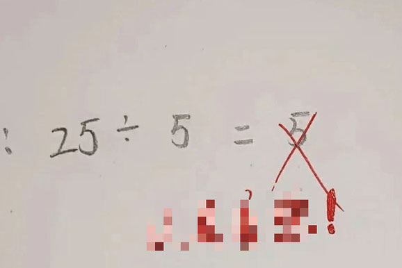 Lại một bài Toán tiểu học gây tranh cãi: 25 : 5 = 5 bị giáo viên gạch sai, bố nghĩ toát mồ hôi không ra lý do, nghe giải thích mới chết lặng