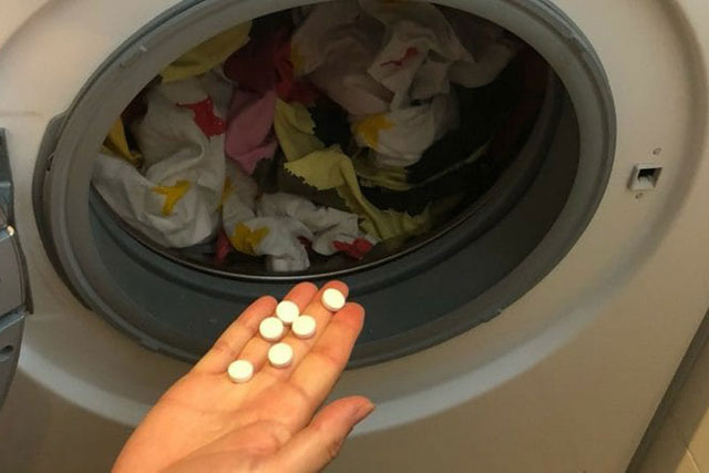 Giặt áo trắng bằng xà phòng chưa đủ, làm thêm 1 bước này để áo luôn trắng như mới, không bị ố vàng