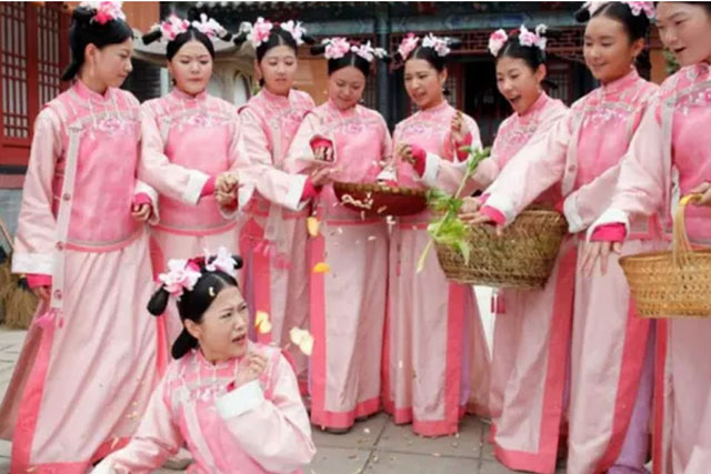 Kh&#xE1;c v&#x1EDB;i phim &#x1EA3;nh, phi t&#x1EA7;n kh&#xF4;ng th&#x1EC3; t&#x1EF1; &#xFD; qu&#xE1;t m&#x1EAF;ng cung n&#x1EEF;: L&#xFD; do cu&#x1ED1;i l&#xE0; &#x111;i&#x1EC1;u h&#x1ECD; e s&#x1EE3;