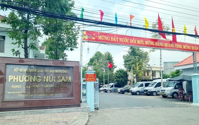 Bãi giữ xe "chui" ngang nhiên "mọc" giữa UBND phường Núi Sam. 