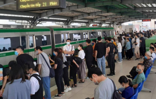 Khách đi tàu Cát Linh-Hà Đông tăng là do xăng tăng giá?