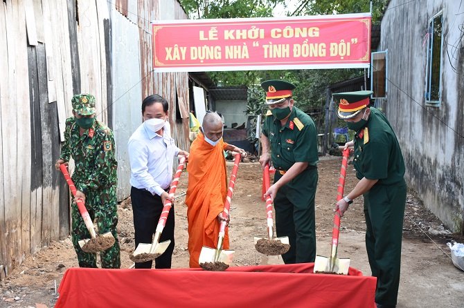 Cần Thơ: Tặng quà, xây nhà, trao học bổng nhân dịp Tết Chôl Chnăn Thmây
