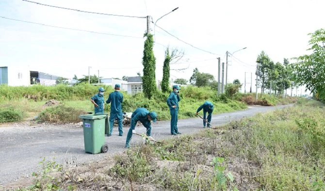  Tổ chức phát hoang, dọn dẹp vệ sinh khu dân cư dân tộc thiểu số tại thị trấn Cờ Đỏ.