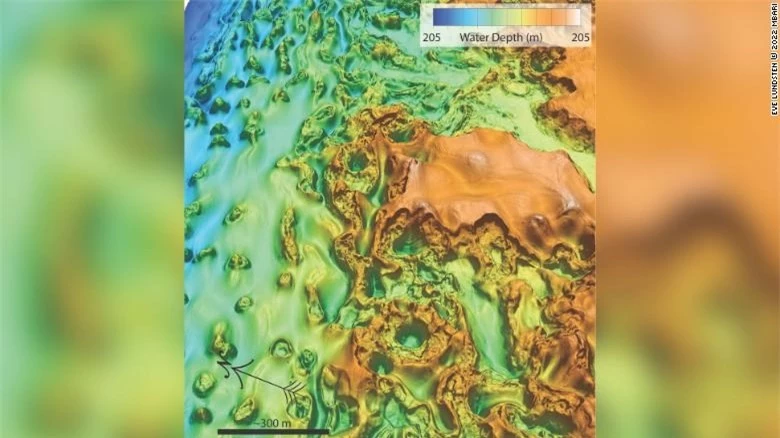 Bản đồ cho thấy địa h&igrave;nh đ&aacute;y biển gồ ghề bất thường dọc theo r&igrave;a thềm lục địa ở Bắc Cực. C&aacute;c hố sụt đ&atilde; ph&aacute;t triển khi lớp băng vĩnh cửu ngầm dưới nước tan r&atilde;. Ảnh: CNN.