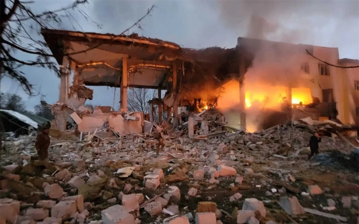 Một căn cứ của chiến binh nước ngoài ở Tây Ukraine bị Nga không kích. Ảnh: New York Times.