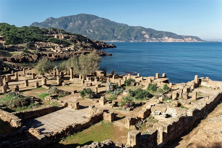 Di tích từ thời La Mã Tipasa ở Algeria - một trạm giao thương quan trọng thời Phoenicia. Ảnh: CNN.