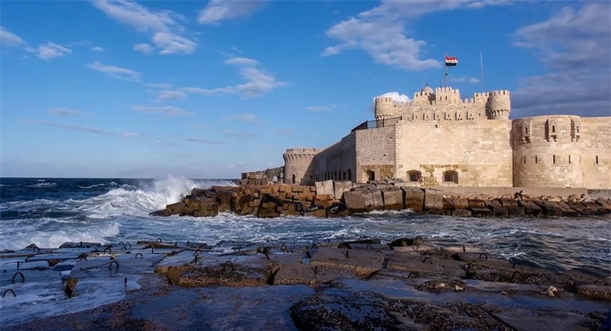 Thành Qaitbay của Ai Cập, tàn tích cổ đại của Ngọn hải đăng Alexandria. Ảnh: CNN.