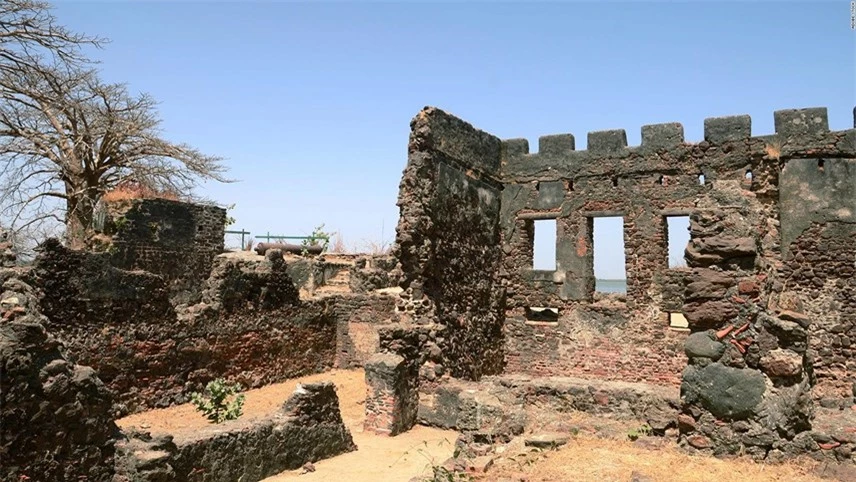 Đảo Kunta Kinteh ở Gambia, nơi có tàn tích của một pháo đài được xây dựng bởi những người buôn bán nô lệ Châu Âu. Ảnh: CNN.
