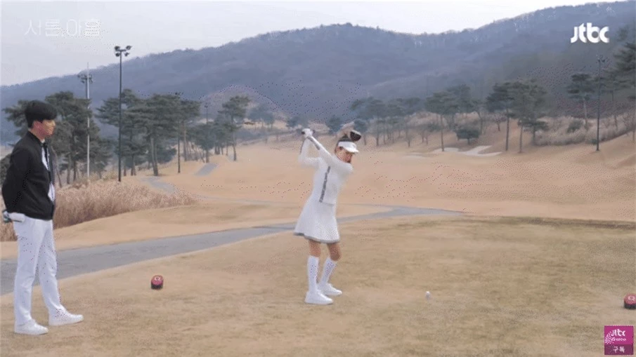 Son Ye Jin đi đánh golf cùng thiếu gia trước thềm đám cưới với Hyun Bin, lên đồ sang chảnh ăn đứt cô ca sĩ Gen Z - Ảnh 2.