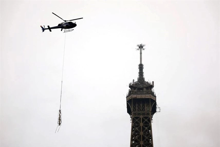 Phần ăng-ten được lắp đặt tr&ecirc;n đỉnh Th&aacute;p Eiffel ở Paris, Ph&aacute;p. Ảnh: France24.