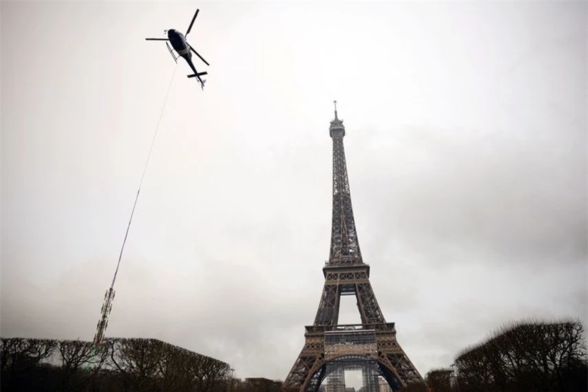 Phần ăng-ten được lắp đặt tr&ecirc;n đỉnh Th&aacute;p Eiffel ở Paris, Ph&aacute;p. Ảnh: France24. &nbsp;