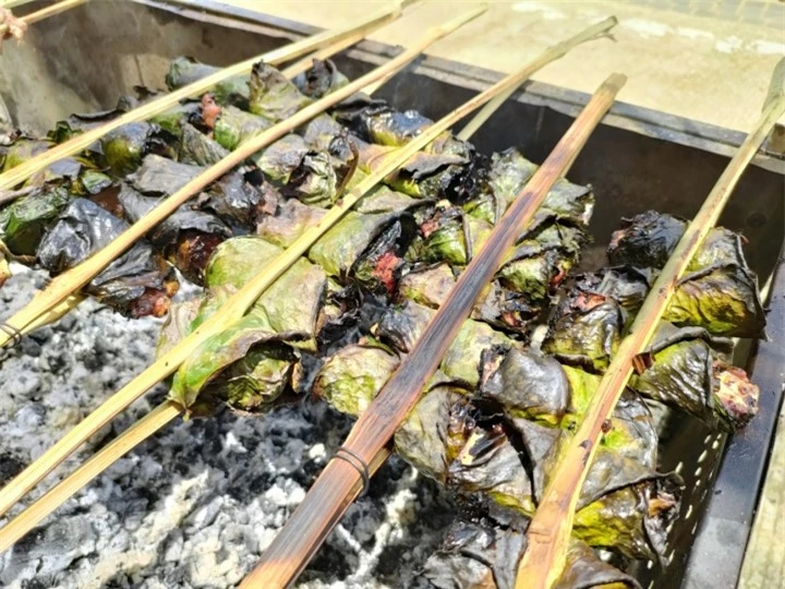 Thịt lợn 'leo núi' cuốn lá bưởi - món ngon độc đáo vùng đất Lương Sơn, Hòa Bình - 3