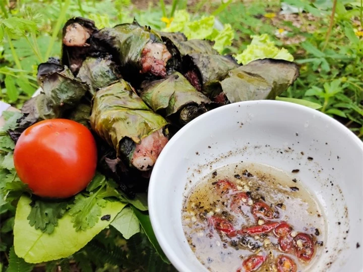 Thịt lợn 'leo núi' cuốn lá bưởi - món ngon độc đáo vùng đất Lương Sơn, Hòa Bình - 4