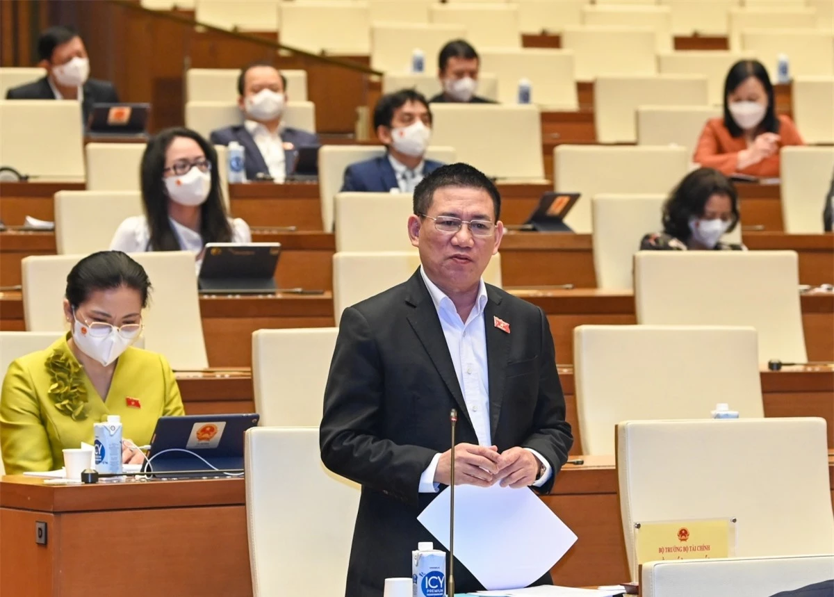 Bộ trưởng Bộ Tài chính Hồ Đức Phớc trả lời chất vấn của đại biểu Quốc hội tại Đợt 1 phiên họp thứ 9