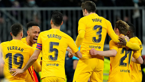 Busquets thách thức chức vô địch sau khi Barcelona đè bẹp Real