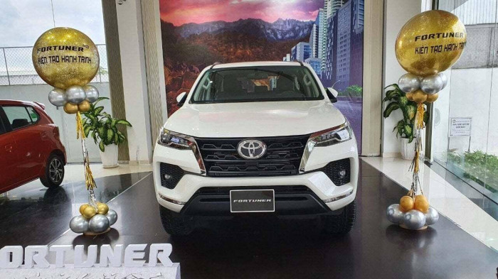 Toyota Fortuner giữ "ngôi vương" doanh số, bỏ xa các đối thủ cùng phân khúc