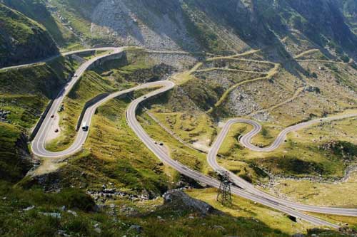 Nghẹt thở cung đường uốn lượn ngoạn mục dẫn đến quê hương của Bá tước Dracula