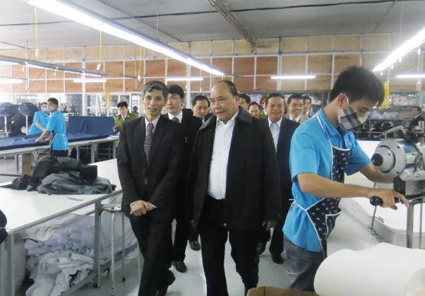 Chủ tịch nước Nguyễn Xuân Phúc tới thăm xưởng sản xuất công ty Delta năm 2014.