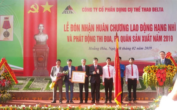 Ông Nguyễn Trọng Thấu và Phó Tổng Giám đốc – Nguyễn Trọng Tín vinh dự đại diện công ty nhận Huân chương lao động Hạng nhì.