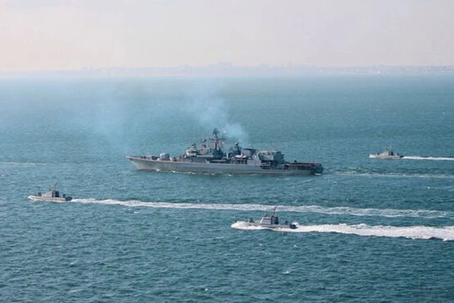 Soái hạm Hetman Sahaydachniy cùng tàu tuần tra ven bờ Gurza-M của Hải quân Ukraine trong cuộc tập trận 