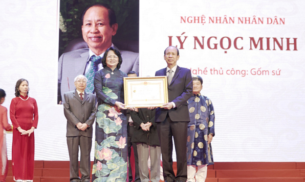 Ông Lý Ngọc Minh vinh dự nhận danh hiệu Nghệ nhân Nhân dân.