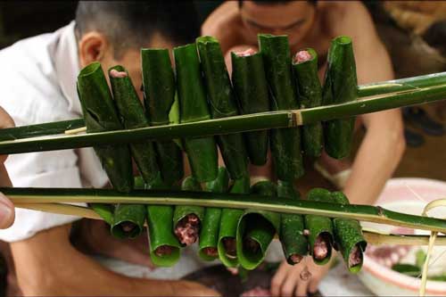 Thịt lợn 'leo núi' cuốn lá bưởi - món ngon độc đáo vùng đất Lương Sơn, Hòa Bình