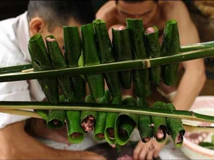 Thịt lợn 'leo núi' cuốn lá bưởi - món ngon độc đáo vùng đất Lương Sơn, Hòa Bình