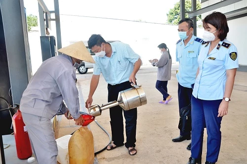 Đoàn kiểm tra liên ngành kiểm tra một cửa hàng kinh doanh xăng dầu tại huyện Xuyên Mộc.