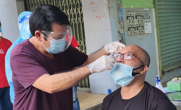 Thứ trưởng Đỗ Xuân Tuyên: Người dân đã rất thành thạo trong việc tự xét nghiệm COVID-19