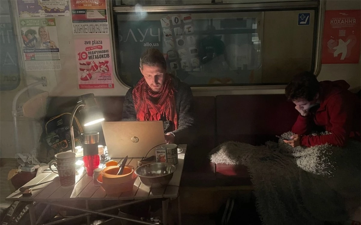 Anh Korup làm việc thông qua máy laptop bên trong 1 toa tàu trong ga tàu điện ngầm Kharkov (miền Đông Ukraine). Ảnh: Sky News.