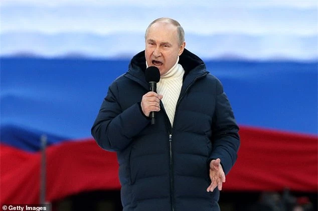 Daily Mail: Ông Putin mặc áo khoác giá 310 triệu đồng, bằng 25 tháng lương của dân Nga - Ảnh 1.